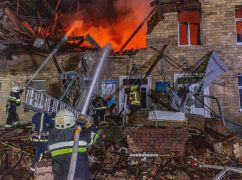 В результате ночной атаки беспилотников на Харьков разрушены два здания: Кадры с места