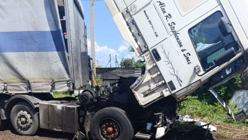 В Харьковской области российский дрон попал по фуре: кадры с места атаки