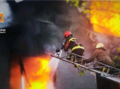 Рятувальники досі гасять масштабну пожежу після атаки дронів на Харківщині