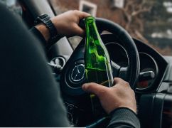 В Харькове водитель протаранил припаркованное авто и пил алкоголь перед патрульными