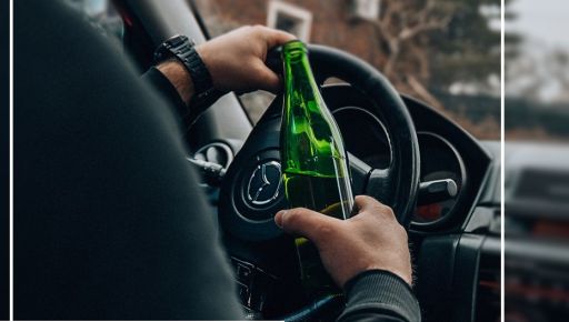 У Харкові водій протаранив припарковане авто і пив алкоголь перед патрульними