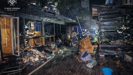 В Харькове возле железнодорожного вокзала сгорели торговые киоски