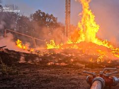 Під Харковом внаслідок обстрілу спалахнула пожежа, рятувальники потрапили під повторний удар
