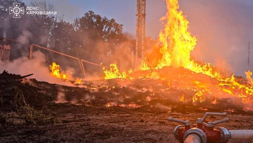 Під Харковом внаслідок обстрілу спалахнула пожежа, рятувальники потрапили під повторний удар