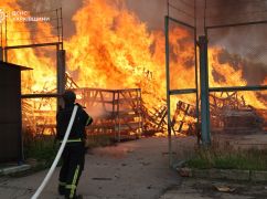 Бійці ДСНС показали, як приборкували 800 кв. м вогню після атаки РФ на Харківщині