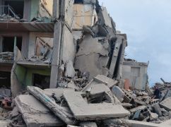 Россияне ударили авиабомбами по многоэтажкам на Харьковщине: разрушены два подъезда