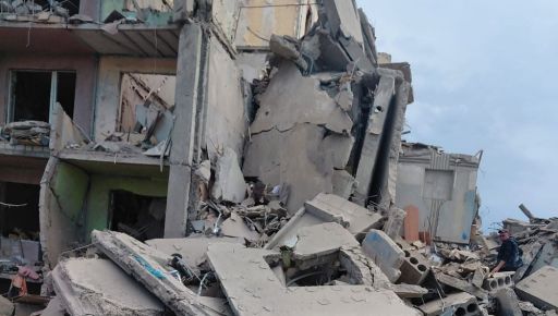 Росіяни вдарили авіабомбами по багатоповерхівкам на Харківщині: зруйновано два під&rsquo;їзди
