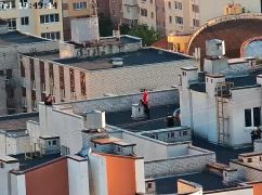 В Харькове мужчина оказался на краю крыши многоэтажки: его спасли экстренные службы