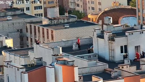 У Харкові чоловік опинився на краю даху багатоповерхівки: його врятували екстрені служби