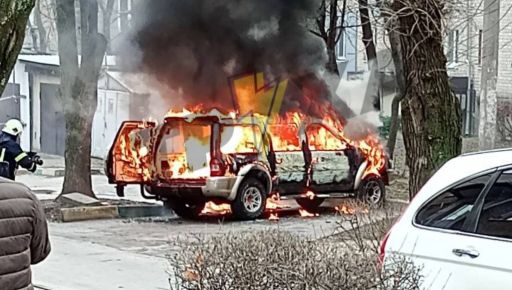 В Харькове горит BMW: Кадры с места