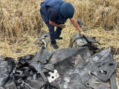 В Харьковской области в поле нашли боевую часть российского дрона: кадры с места