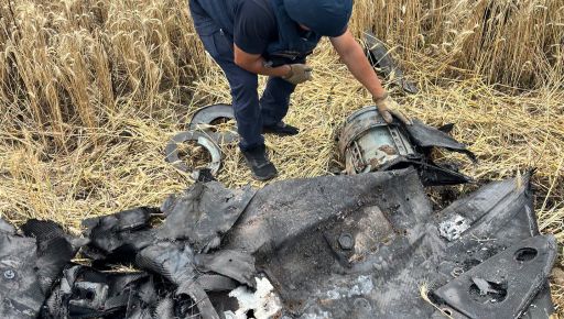 В Харьковской области в поле нашли боевую часть российского дрона: кадры с места
