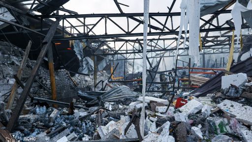 Росіяни вдарили по цивільному підприємству біля Харкова: що згоріло на складі