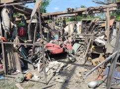 Окупанти обстріляли сільгосппідприємство та пошкодили житлові будинки на Харківщині
