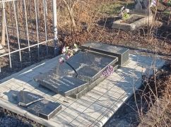 На Харківщині злодій-рецидивіст потрощив могили на цвинтарі