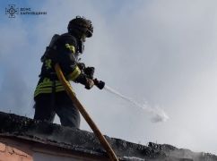 Окупанти вдарили по житловому сектору Вовчанська: Горіли будинок й автівка