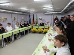 В Харькове школа, которую россияне разрушили ракетой, получила новое укрытие