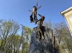 У Харкові замінили іграшки біля пам’ятника загиблим від російської агресії дітям
