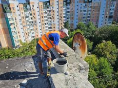 В Харькове ремонтируют крышу дома, которую разрушили российские захватчики