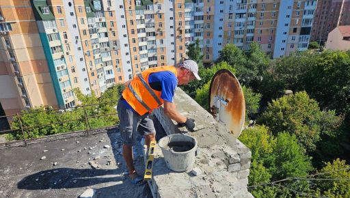 В Харькове ремонтируют крышу дома, которую разрушили российские захватчики