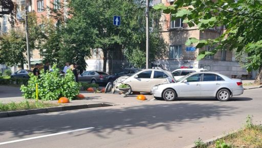 ДТП в центре Харькова: Машина вылетела на тротуар