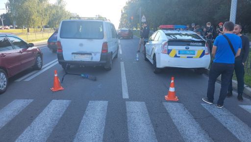 В Харькове микроавтобус на "зебре" сбил ребенка