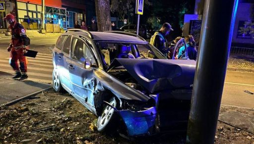 В центре Харькова иномарка вылетела с дороги и врезалась в дорожный знак