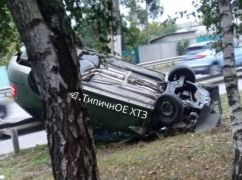 ДТП під Харковом: Автівка перелетіла через відбійник та перекинулася