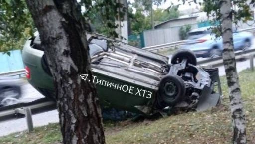 ДТП под Харьковом: Автомобиль перелетел через отбойник и перевернулся