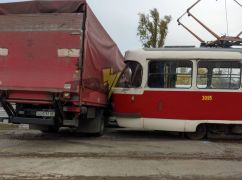 В Харькове трамвай протаранил грузовик