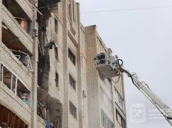 Ракетный удар по Харькову: из-под завалов спасли женщину