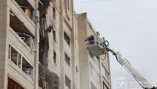 Ракетный удар по Харькову: из-под завалов спасли женщину