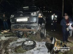 В Харькове Lexus влетел в дерево: Кадры с места