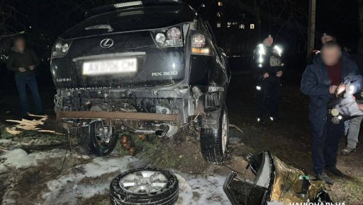 В Харькове Lexus влетел в дерево: Кадры с места