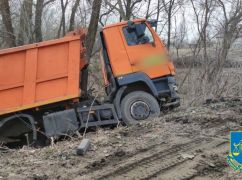 На Харківщині водій вантажівки підірвався на протитанковій міні