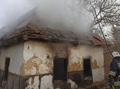 На Харківщині у згорілому будинку виявили два тіла