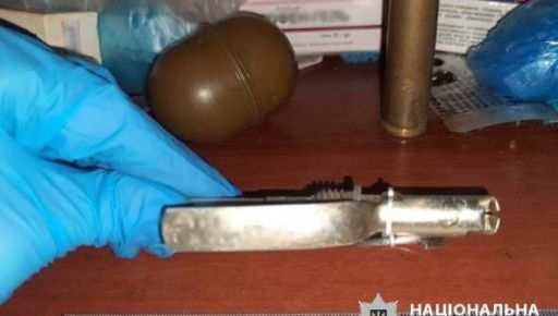 Харківські копи викрили чоловіка, який зберігав вдома гранату та відгамселив знайому