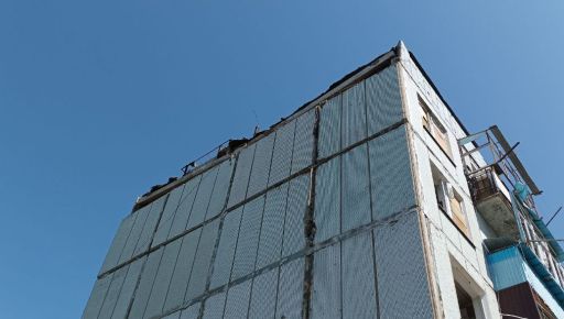 У Чугуєві відновлюють багатоповерхівку, пошкоджену в перший день повномасштабної війни