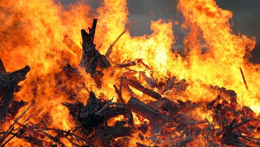 На Харківщині через коротке замкнення спалахнув будинок: є постраждалий