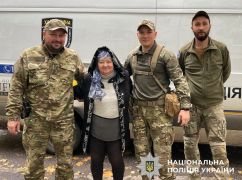 Правоохоронці врятували пенсіонерку, чий будинок згорів від обстрілів на Харківщині