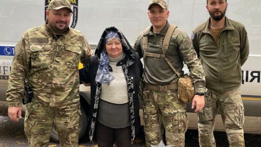 Правоохоронці врятували пенсіонерку, чий будинок згорів від обстрілів на Харківщині