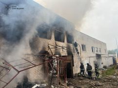 На Харківщині через артобстріл спалахнула нежитлова будівля: Кадри пожежі