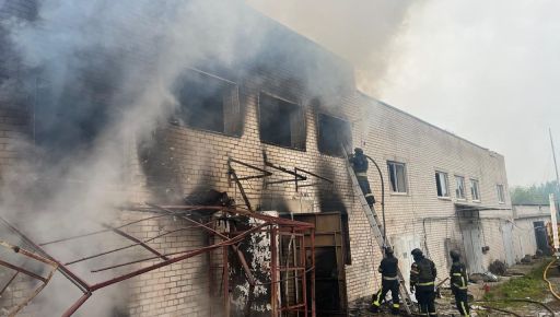 В Харьковской области из-за артобстрела вспыхнуло нежилое здание: Кадры пожара