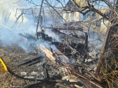 На Купянщине горел частный двор: Кадры ликвидации пожара