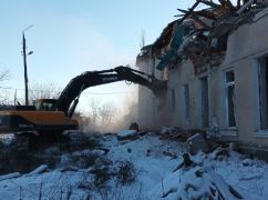В Чугуеве сносят дом культуры, разрушенный российской ракетой