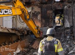 Із-під завалів харківської багатоповерхівки врятували чотирьох людей: пошуки тривають
