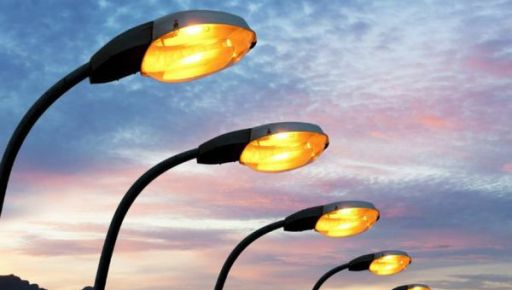 Ще одне велике місто на Харківщині відмовилося від вуличного освітлення: Причини