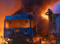 РФ сожгла стоянку с фурами в Харькове: кадры с места