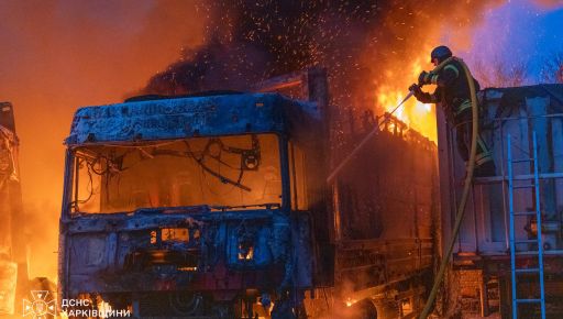 РФ сожгла стоянку с фурами в Харькове: кадры с места