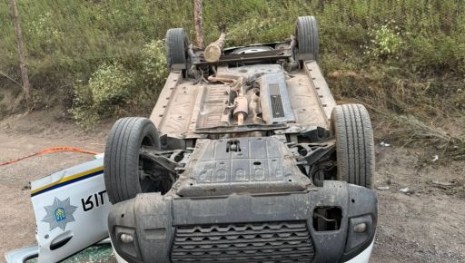 Полиция показала служебный автомобиль, в который попал вражеский дрон на Харьковщине
